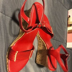 New -Bandolino red taupe heels